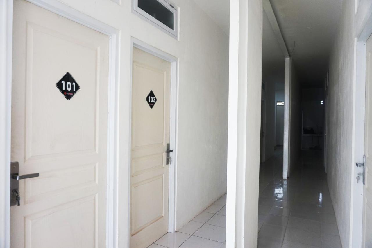 Hotel Reddoorz @ Jalan Tanjung Blitar Extérieur photo