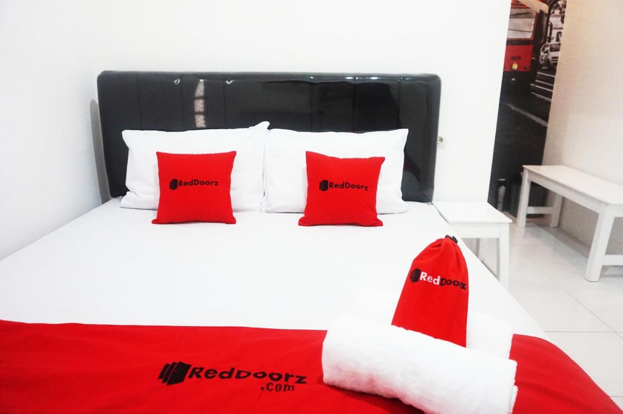 Hotel Reddoorz @ Jalan Tanjung Blitar Extérieur photo