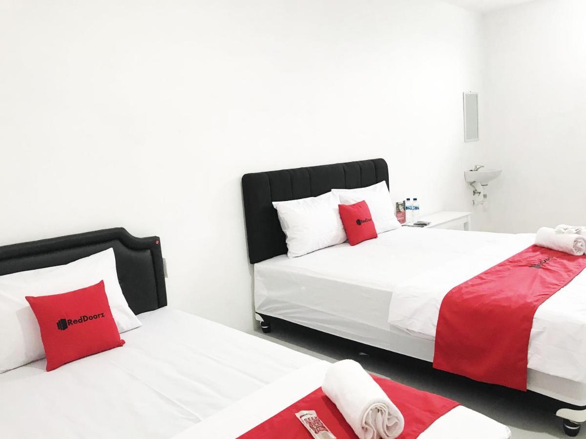 Hotel Reddoorz @ Jalan Tanjung Blitar Extérieur photo